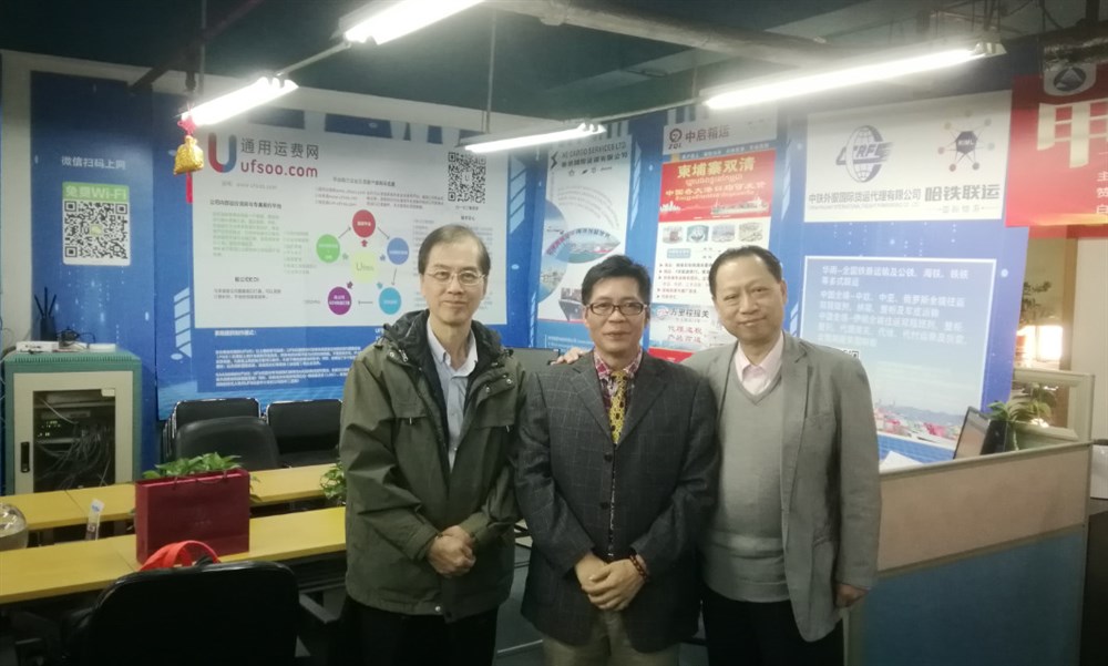 奥玛联盟全球营运平台总监黄辅华（左）、通用运费董事长黄炳轩先生（中）、奥玛联盟总裁冯祖期先生（右）