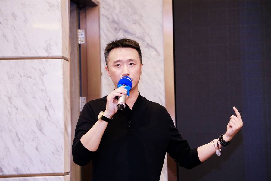 晚宴冠名企业—海微亿佰谈孟鸿总经理，与会员们分享自己做企业的心得以及未来发展蓝图