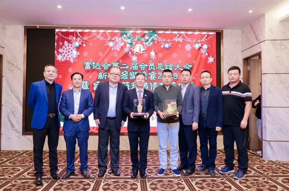 新一届常委们向汪主席、杨晓军赠送感谢礼