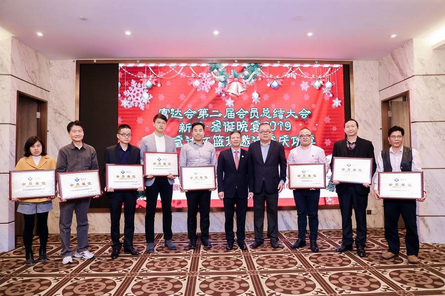 汪主席颁发新会员牌