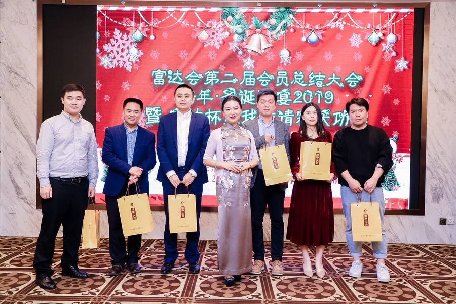 意天物联江琳琳赞助一箱白酒