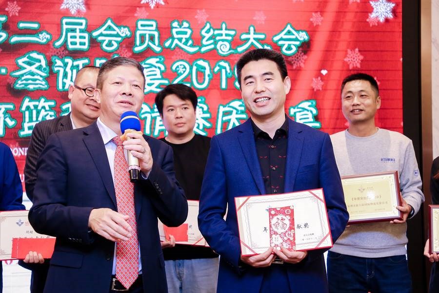 富达会主席兼深圳市海光物流集团董事长汪海光在颁奖仪式上：为了表彰突出贡献者，汪海光主席私人奖励人民币2000元给广东瀛尊律师事务所翟东卫律师，表彰他在富达会黑名单制度（中英文版）上做出了卓越的贡献。 