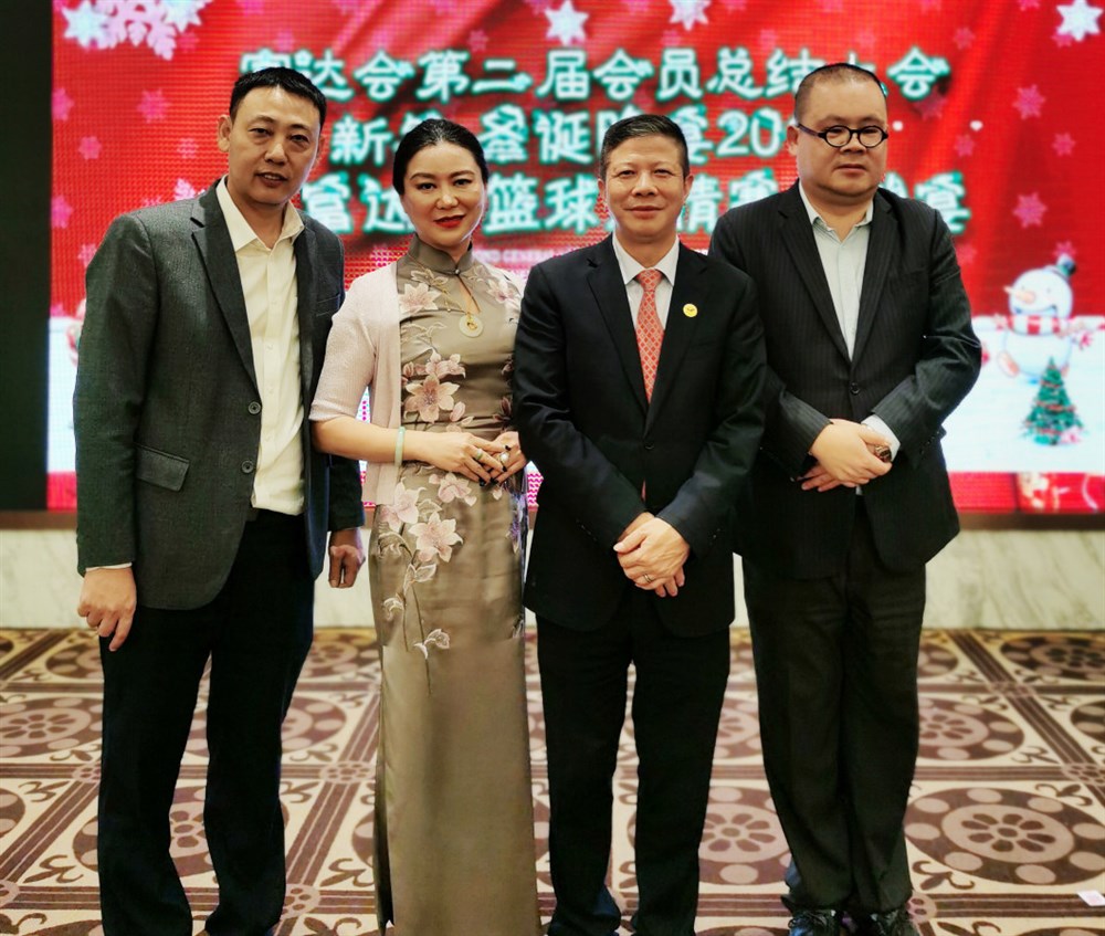 富达会秘书长兼深圳市三联国际物流有限公司总经理龙检君、意天物联网总经理江琳琳、富达会主席兼深圳市海光物流集团董事长汪海光、富达会会长黄鹏合影。