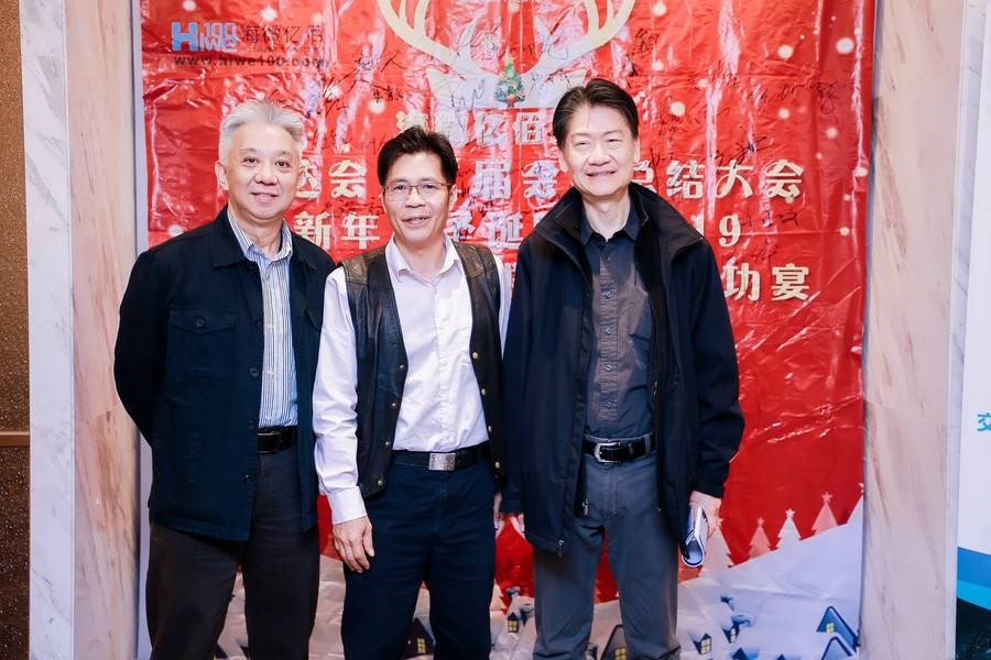 深圳市永联通实业有限公司董事长-通用运费网创始人黄炳轩与上海泛远国际货运代理有限公司董事长韩为麟同仁合照。