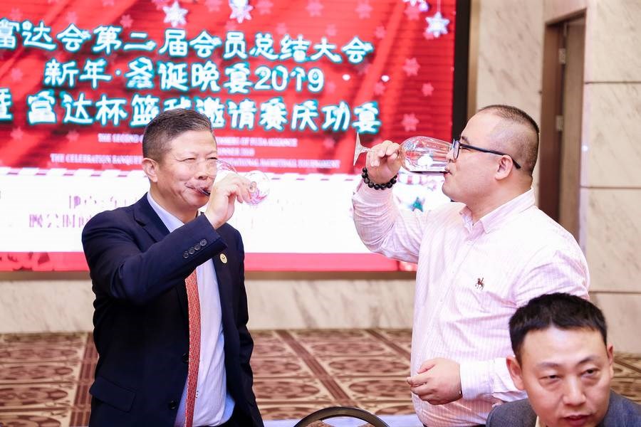 富达会主席兼深圳市海光物流集团董事长汪海光给大家敬酒。