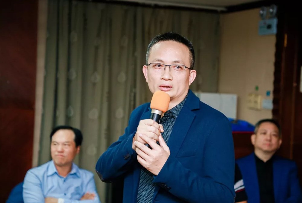 新增常委马锦鹏代表新一届理事表态发言