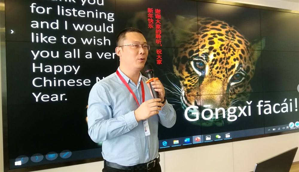 会议主持人刘峰用视频介绍了太平洋产险深圳分公司。