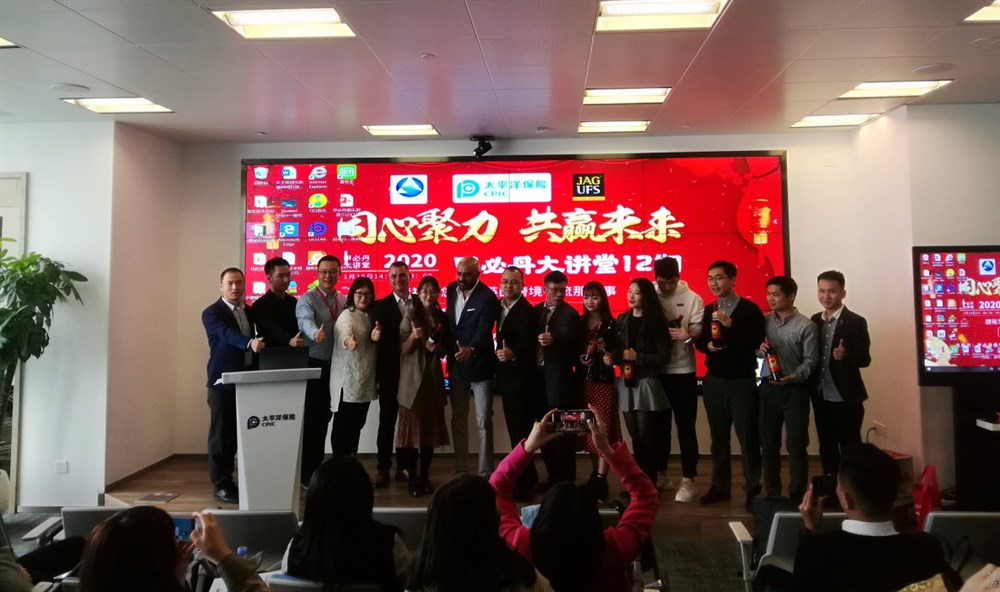 深圳市茗佳国际货运代理有限公司总经理邓磊送出的红酒6瓶，由茗佳国际货运代理有限公司经理蔡晓裕（左2）、太平洋产险深圳分公司罗湖支公司副总经理刘峰（左3）、深圳市新捷裕物流总经理谭飞华（左4）、全球物流公司-JAG UFS GROUP 的CEO GARY P. WILCOX 先生（左5）、全球物流公司-JAG UFS GROUP 的销售总监 PARDIP DEOL 先生（左7）、永联通-通用运费网创始人黄炳轩（右7）、深圳市虎航国际货运代理总经理兼甲必丹俱乐部执行会长张桅（中）、进行颁奖