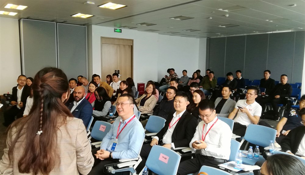 最佳影后：深圳市新捷裕物流有限公司经理彭志琪给大家做翻译。