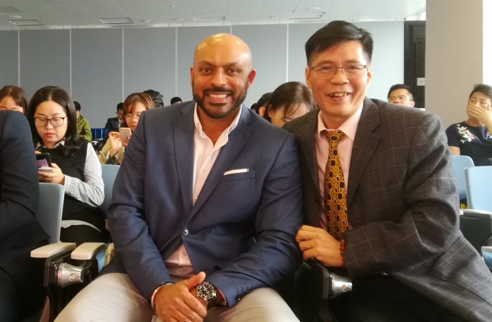 深圳市永联通实业总经理兼通用运费网创始人黄炳轩、全球物流公司-JAG UFS GROUP 的CEO GARY P. WILCOX 先生、 深圳市永联通实业总经理兼通用运费网创始人黄炳轩、全球物流公司-JAG UFS GROUP 的CEO GARY P. WILCOX 先生、