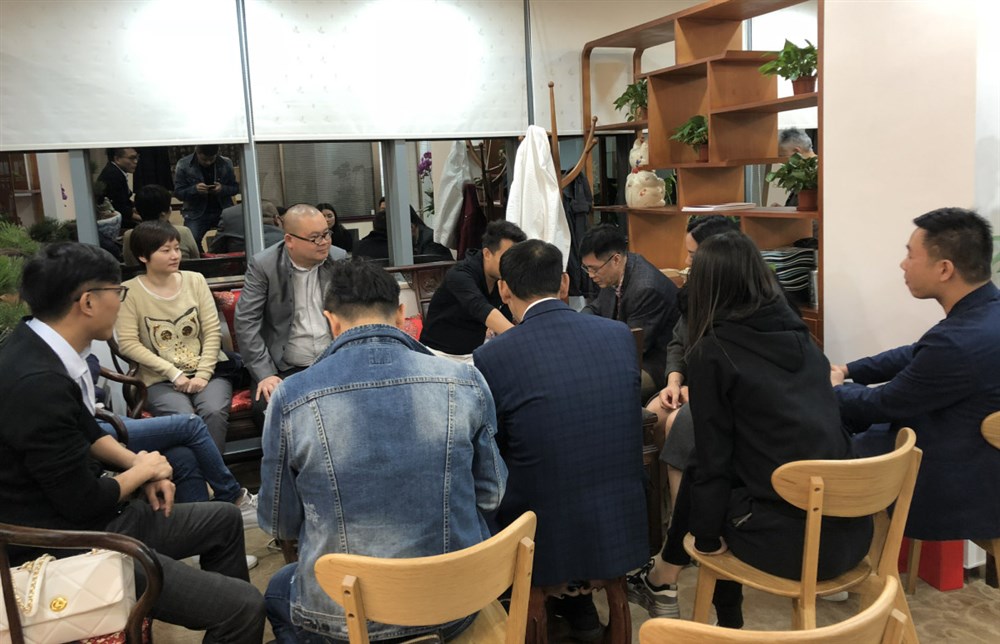 深圳市坤鑫国际货运代理有限公司总经理姚树红，富达会会长黄鹏、通用运费网创始人黄炳轩与大家一起品茶。