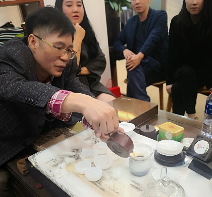 通用运费网创始人黄炳轩与大家一起品茶。