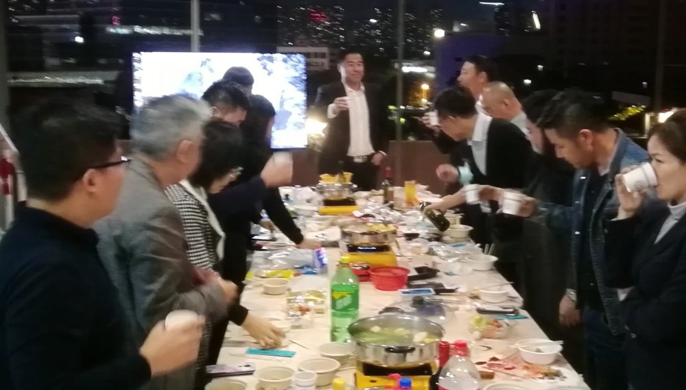 富达会新春欢乐聚会的热烈祝酒场面。