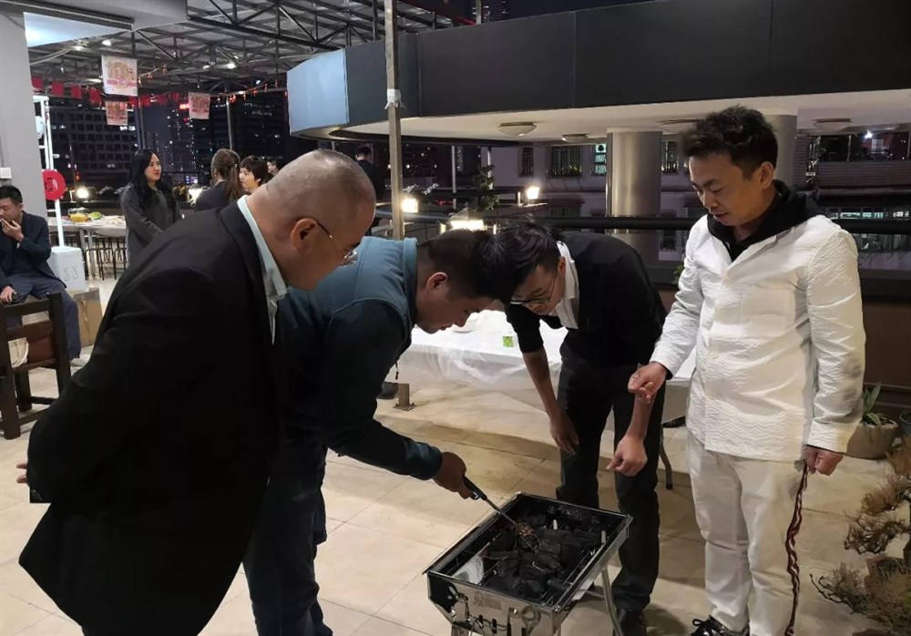 富达会新春欢乐聚会的悠闲烧烤。