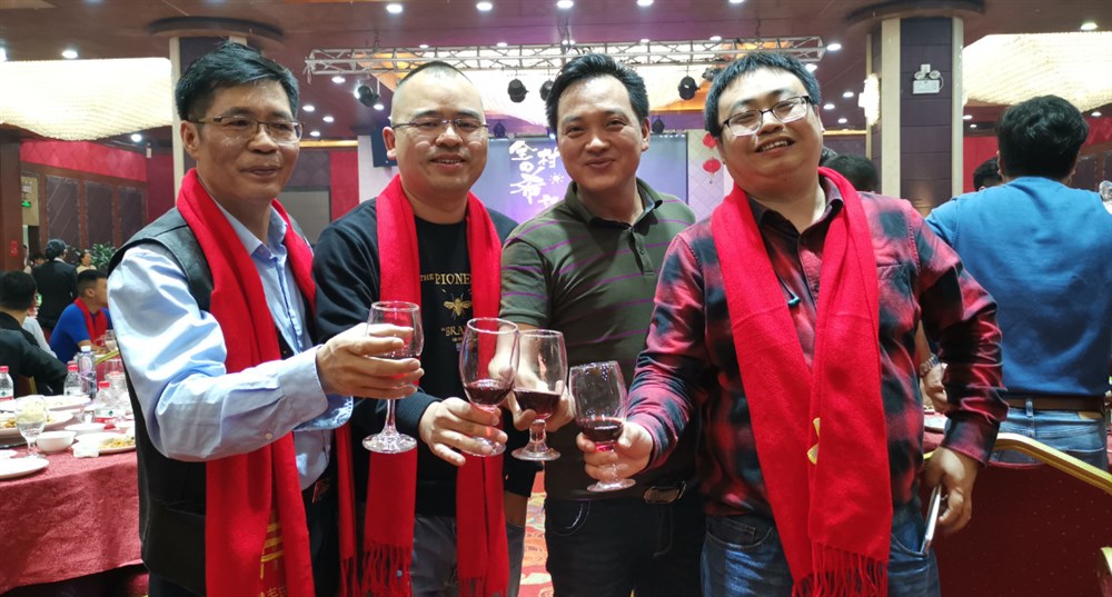 左起：永联通-通用运费网创始人黄炳轩、甲必丹俱乐部执行会长张桅、湖南货代人协会会长鲁应怀、深圳茗佳国际总经理邓磊。