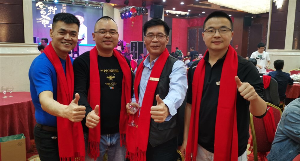 左起：黑马俱乐部会长王成、甲必丹俱乐部执行会长张桅、永联通-通用运费网创始人黄炳轩、穗空同盟会长邹伟强。 