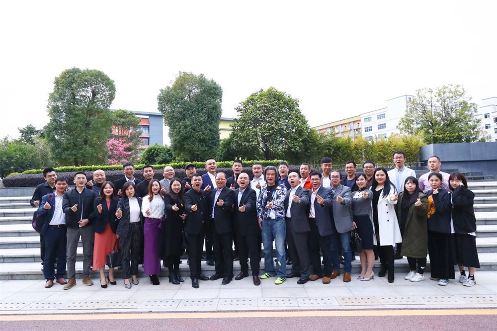 到会人数超过50人，大都是物流界的老板和精英，典礼在和谐有序的气氛中进行并圆满结束