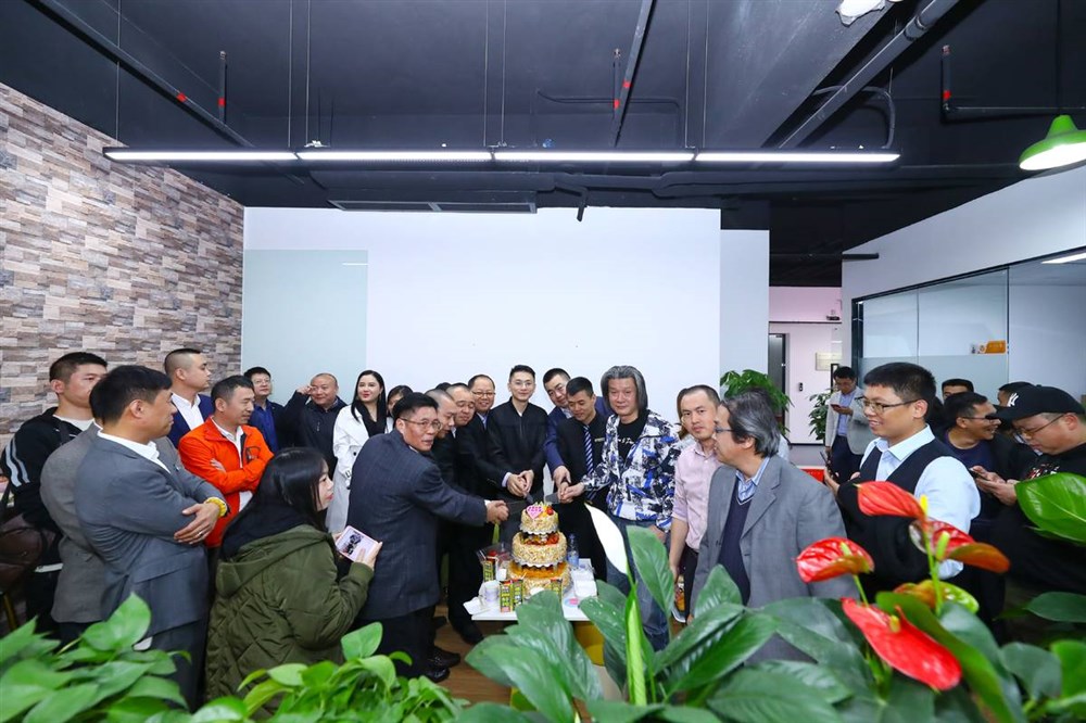 点音视界科技开业吉时已到：切蛋糕仪式