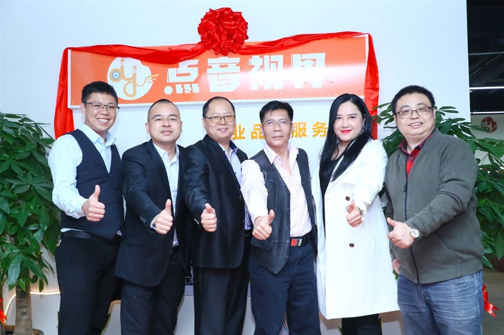 左起：迅来通副总经理康喜初、深圳虎航总经理张桅、点音视界科技总经理徐文良、通用运费网创始人黄炳轩、意天物联深圳总经理李燕、深圳茗佳总经理邓磊。