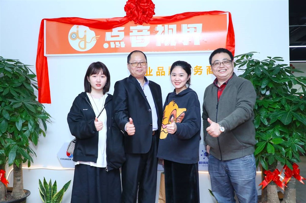 开心的典礼：徐总有美女左右相伴，邓总还来揍热闹。