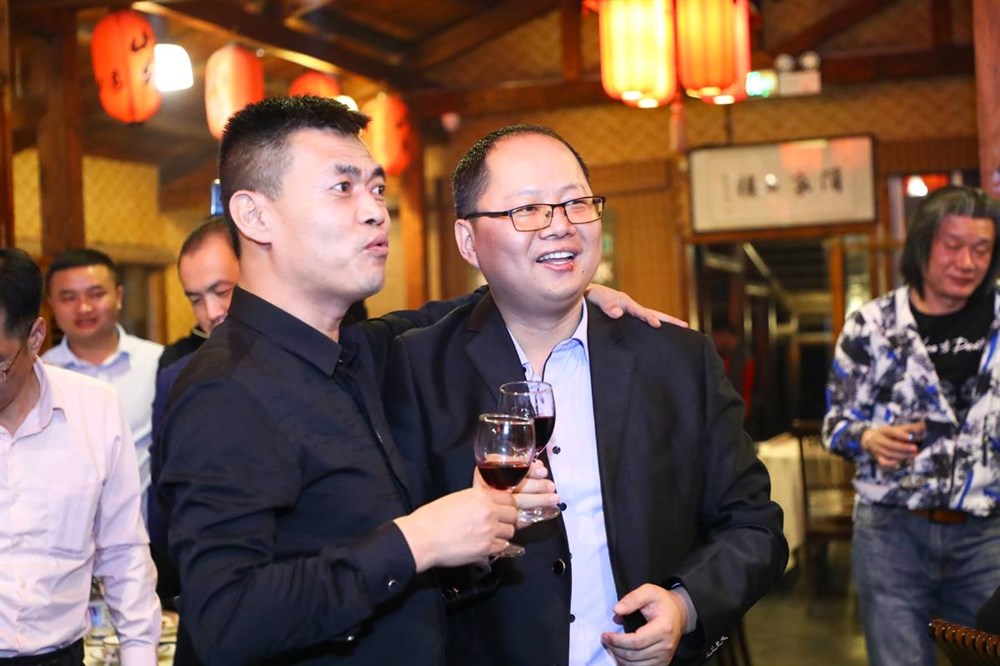 点音视界科技总经理徐文良与黑马俱乐部会长王成合影