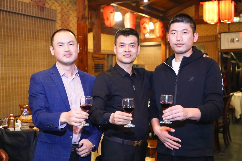 东北老王黑马俱乐部会长王成与黑龙江的老乡兄弟合影