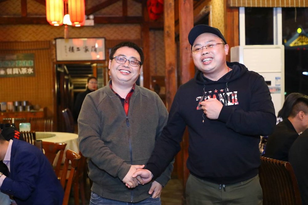 我们俩像兄弟吗？当然，都是湖南老乡；邓磊与孙鹏达合影！