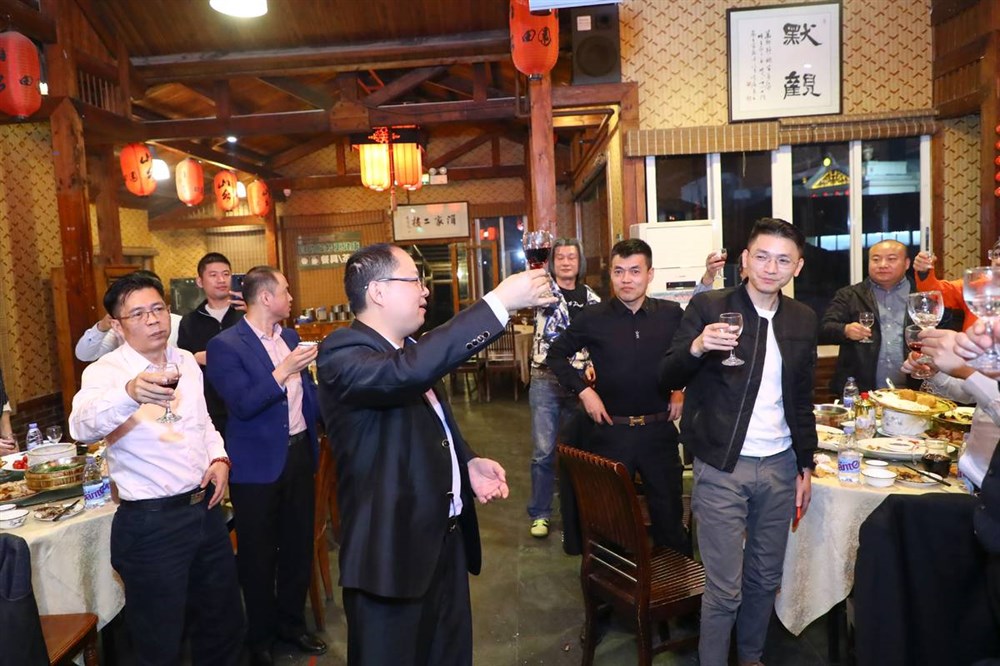 点音视界科技总经理徐文良给大家敬酒