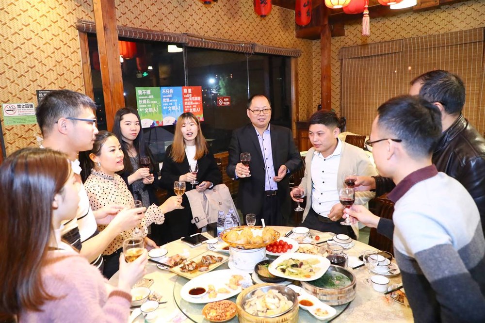 点音视界科技总经理徐文良给大家敬酒