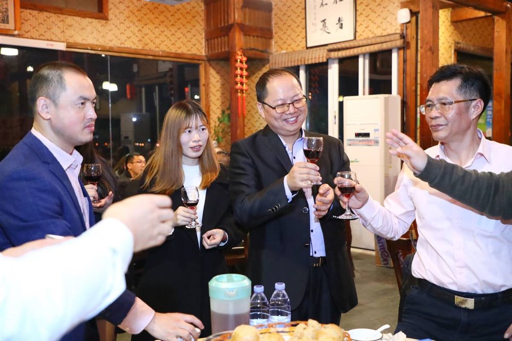 点音视界科技总经理徐文良给大家敬酒