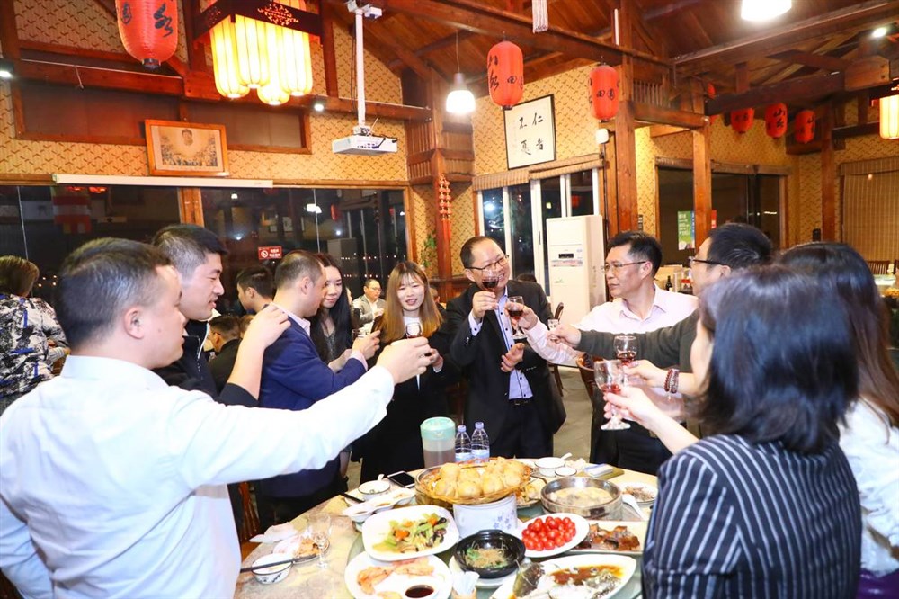 点音视界科技总经理徐文良给大家敬酒