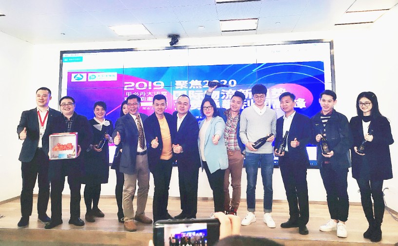 澳圳国际物流(深圳)有限公司总经理符庆林送出的红酒6瓶，由太平洋产险深圳分公司罗湖支公司副总经理刘峰（左1）、深圳市茗佳国际总经理邓磊（左2）、永联通-通用运费网创始人黄炳轩（左5）、黑马俱乐部会长王成（左6）、虎航国际货运代理总经理张桅（左7）、深圳市新捷裕物流总经理谭飞华（右6）进行颁奖。