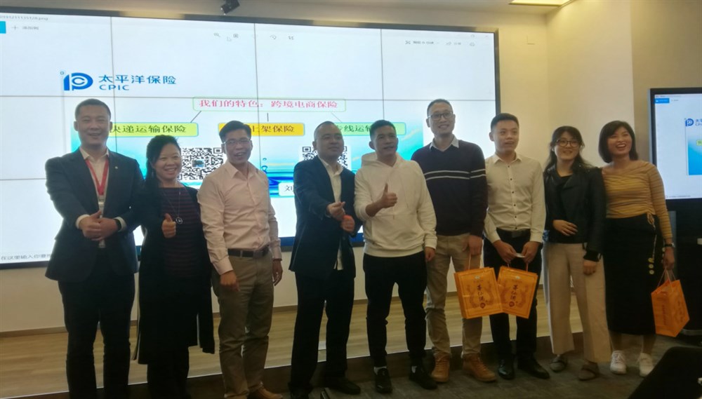 深圳市永联通实业总经理黄炳轩送出的茅台酒3瓶，由太平洋产险深圳分公司罗湖支公司副总经理刘峰（左1）、永联通-通用运费网创始人黄炳轩（左3）、虎航国际货运代理总经理张桅（左4）进行颁奖。