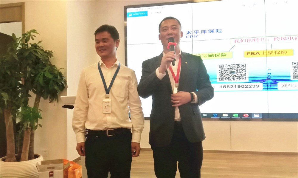 太平洋产险深圳分公司罗湖支公司副总经理刘峰（右）和销售经理黄明。
