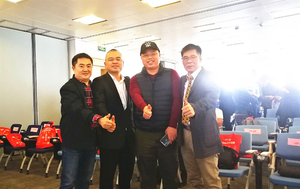 右起：永联通-通用运费网创始人黄炳轩、深圳市鸿泰信国际物流有限公司孙鹏达、虎航国际货运代理总经理张桅合影。