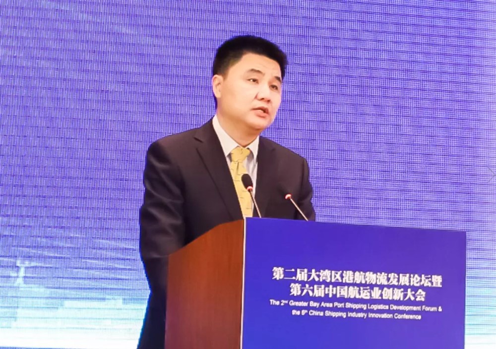 中国航务周刊总编辑陈宏兵主持会议并发布《2018-2019全球集装箱承运人（航线市场）服务能力报告》《2018-2019中国主要集装箱码头外贸服务能力报告》