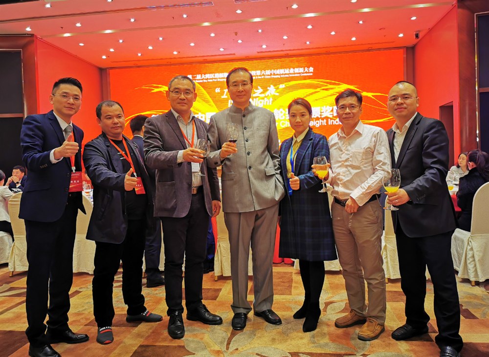 大会主办方中国航务周刊社长倪玮（中）与美宏国际物流总经理兼中山市国际货运代理协会执行会长张作宏、深圳市海元国际物流董事长兼中山市国际货运代理协会会长林浩彬、上海万年青国际物流董事长盖国英、深圳市永联通实业董事长兼通用运费网创始人黄炳轩、深圳市虎航国际货运代理总经理兼甲必丹俱乐部执行会长张桅合影。