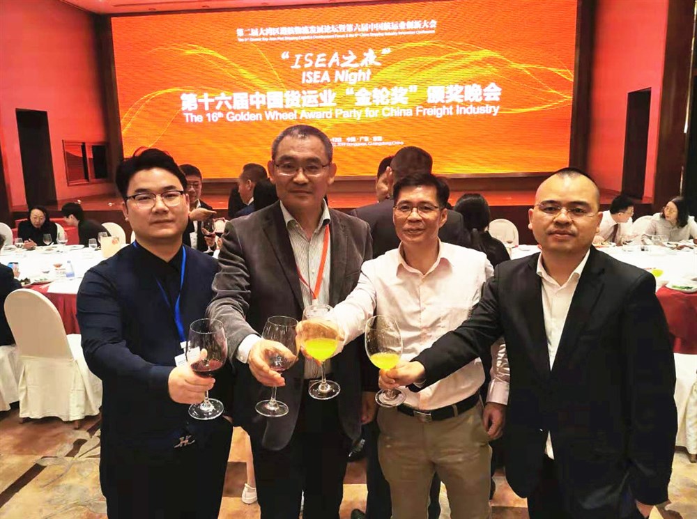 上海万年青国际物流董事长盖国英（左2）、深圳市永联通实业董事长兼通用运费网创始人黄炳轩（右2）、深圳市虎航国际货运代理总经理兼甲必丹俱乐部执行会长张桅合影（右1）。