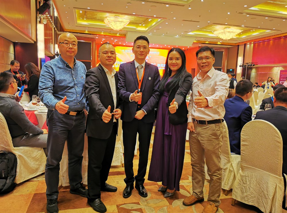 左起：货代助手总经理邝思源、深圳市虎航国际货运代理总经理兼甲必丹俱乐部执行会长张桅、美宏国际物流总经理兼中山市国际货运代理协会执行会长张作宏、懿天物联网深圳总经理李燕女士、深圳市永联通实业董事长兼通用运费网创始人黄炳轩合影。