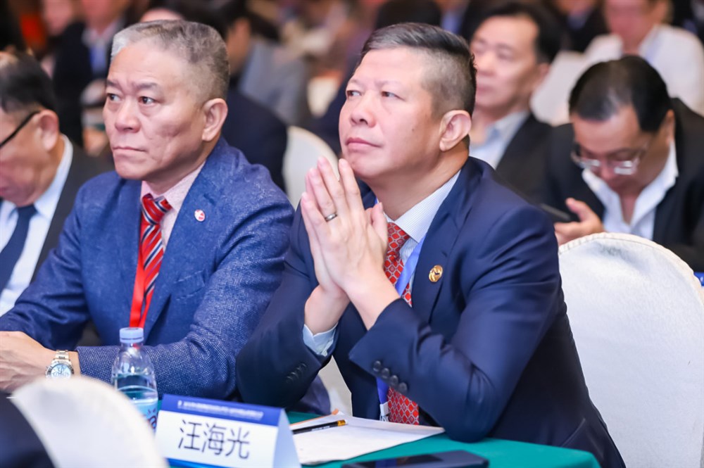 上海美设董事长葛善根（左）和深圳市海光物流总裁汪海光在会议上。