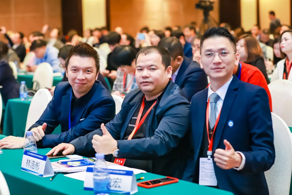 深圳市海元国际物流董事长兼中山市国际货运代理协会会长林浩彬和美宏国际物流总经理兼中山市国际货运代理协会执行会长张作宏在会议上合影。