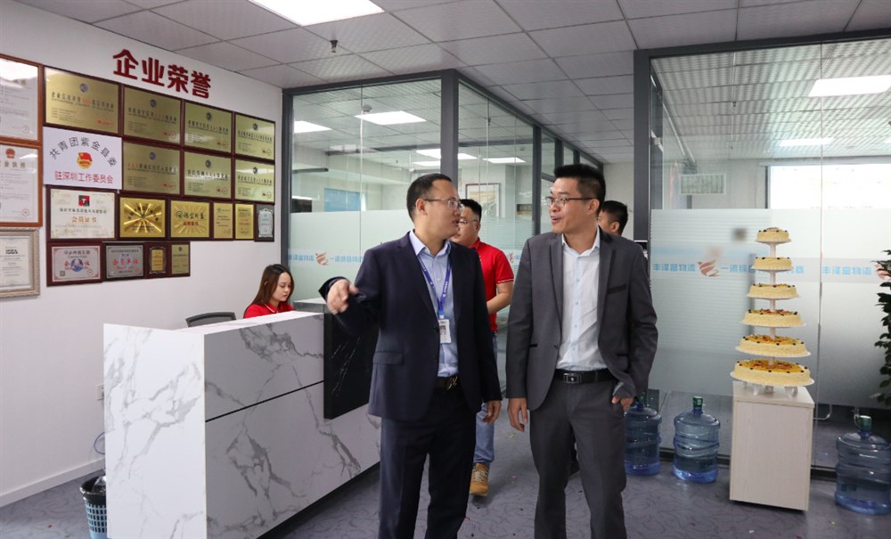 丰泽富公司董事长邓稳丰给参加庆典的来宾介绍公司的企业荣誉和企业文化