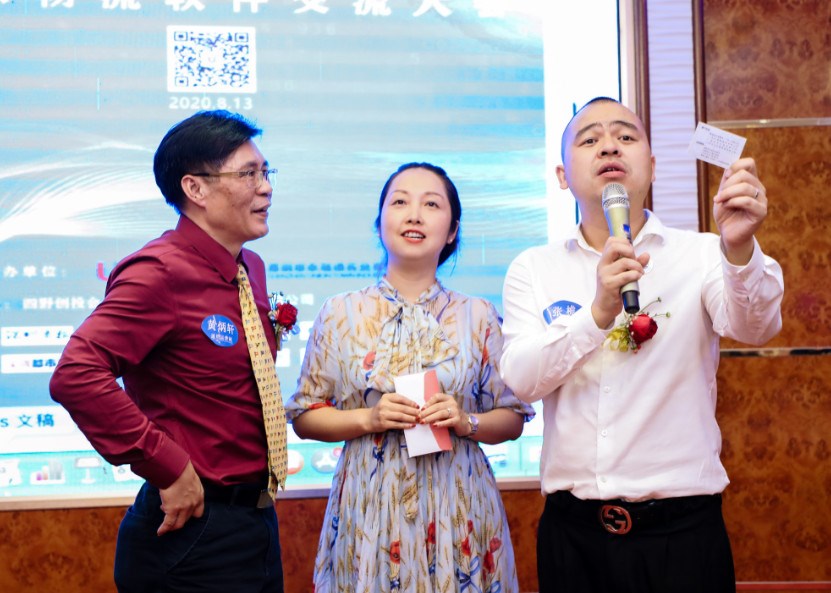 甲必丹会长张桅上台负责抽奖，通用运费网创始人黄炳轩颁奖，中奖嘉宾是深圳美畅国际际物流有限公司总经理晏艳。