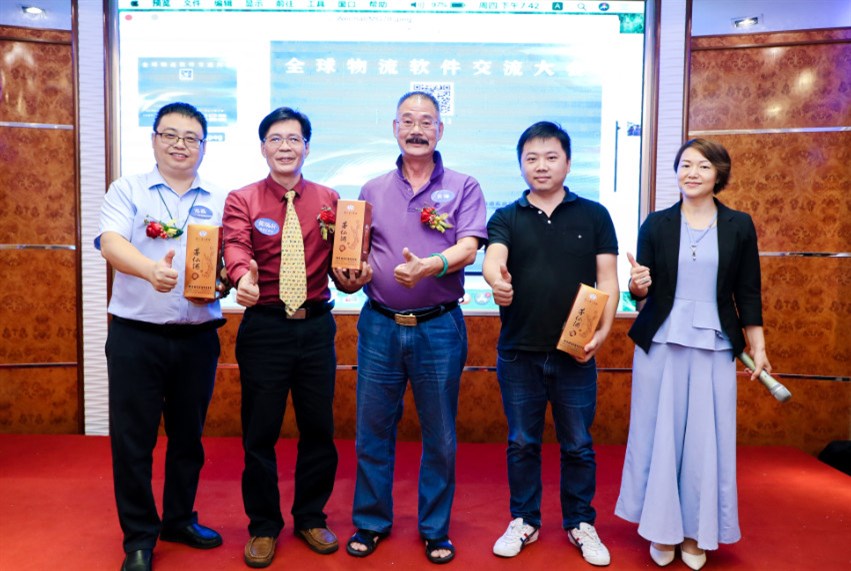 由深圳市投资商会黄公总监负责抽奖，通用运费网创始人黄炳轩颁奖。