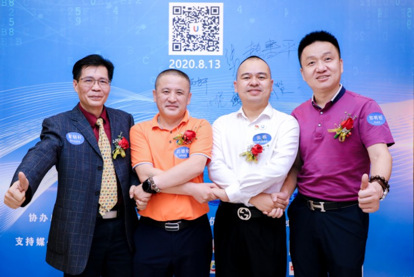 通用运费网创始人黄炳轩、海铁物流总经理迟德常、甲必丹俱乐部会长张桅、海盛威工程物流总经理郑明松合影。