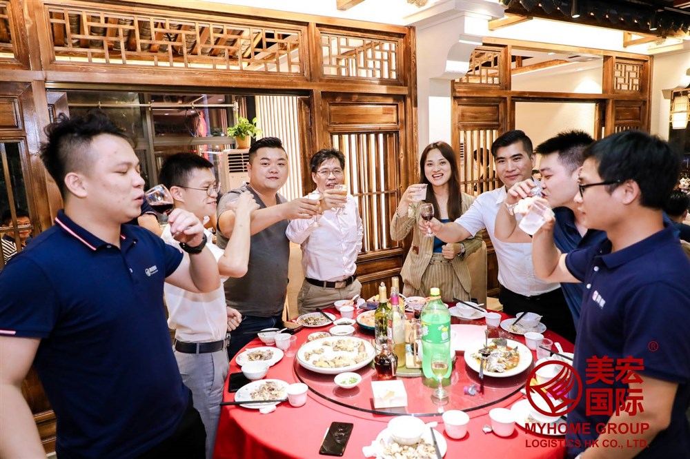 通用运费网创始人黄炳轩与与会代表们祝酒。