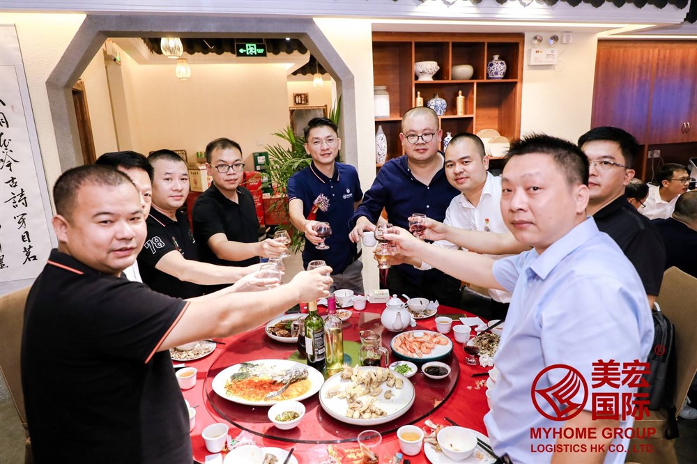 中山货代协会会长林浩斌和美宏国际总经理兼中山货代协会执行会长张作宏向各大商会会长祝酒。