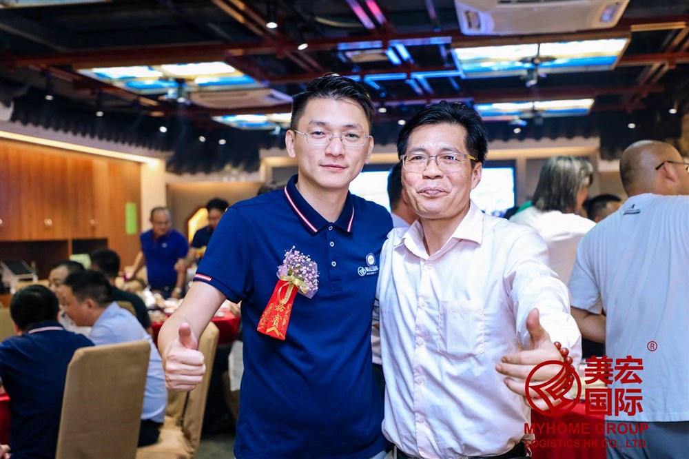 美宏国际总经理张作宏与通用运费网创始人黄炳轩合影