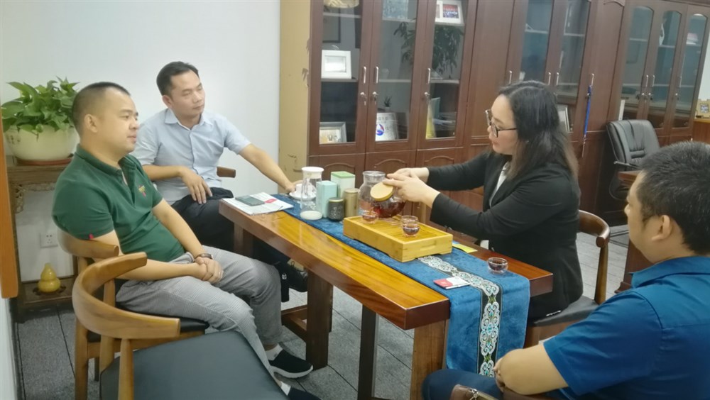 方美琪女士主持：温馨愉悦的品茶、聊天。 