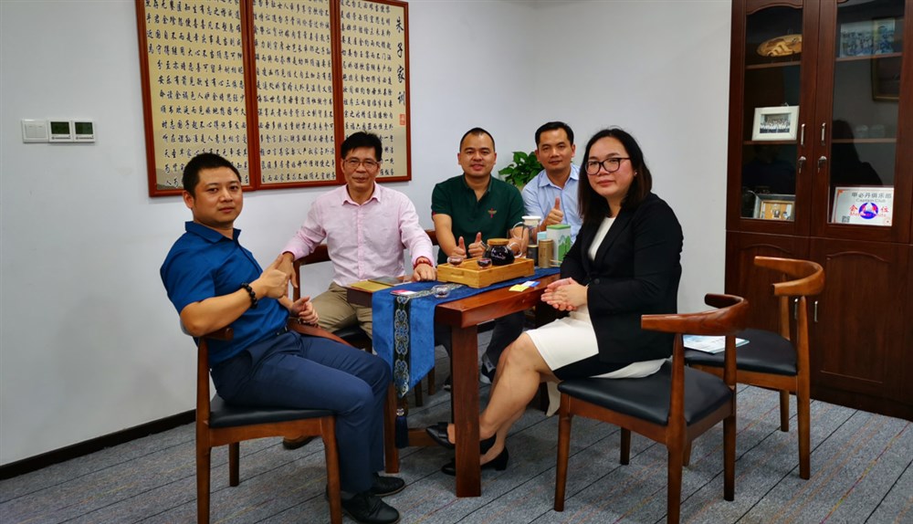 左起：深圳市深金实国际供应链有限公司副总张梁、通用运费网创始人黄炳轩、甲必丹俱乐部执行会长张桅、壹飞扬供应链管理（深圳）有限公司总经理彭小飞、深圳市新里程国际物流有限公司总经理方美琪。 